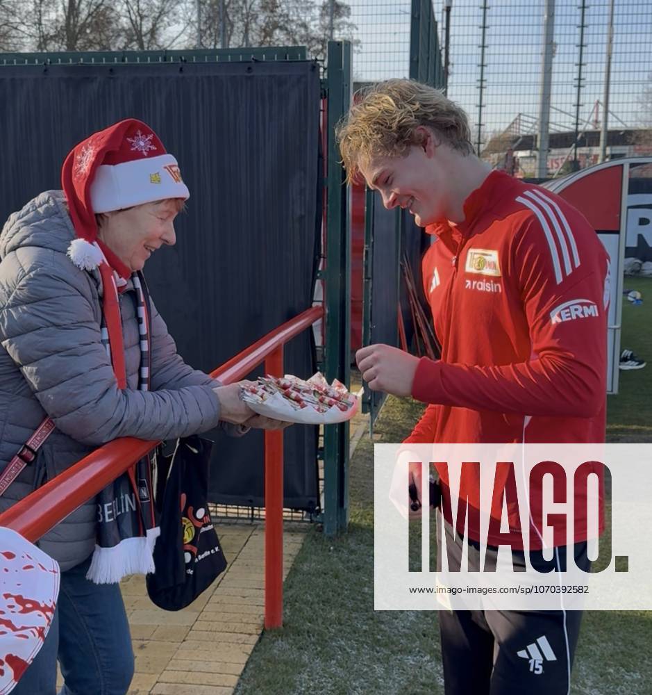 Fußball, Herren, Saison 2025 2026, 1. Bundesliga, 1. FC Union Berlin, Training, eine Anhängerin verschenkte nach dem letzten öffentlichen Training des Jahres Weihnachtsmänner an die Mannschaft, im Bild: Tom Rothe (1. FC Union Berlin), 16.12. 2025,