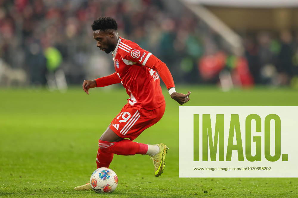 Alphonso Davies (FC Bayern Muenchen, 19) mit Ball, GER, FC Bayern Muenchen vs. 1. FSV Mainz 05, Fussball, Bundesliga, 14. Spieltag, Saison 2025 2026, 14.12.2025, , GER, FC Bayern Muenchen vs. 1. FSV Mainz 05, Fussball, Bundesliga, 14. Spieltag, Saison 2025 2026, 14.12.2025 Muenchen