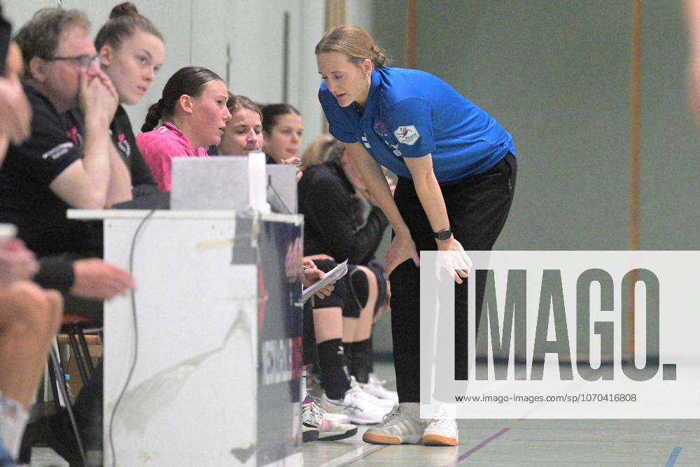 Miriam Hirsch (TusSies Metzingen, Trainerin) im Gespraech mit Carolin Huebner (TusSies Metzingen, 56) TusSies Metzingen vs. ATH Strasbourg, Handball, Testspiel, Saison 2025 2026, 17.12.2025 TusSies Metzingen vs. ATH Strasbourg, Handball, Testspiel, Saison 2025 2026, 17.12.2025 Metzingen