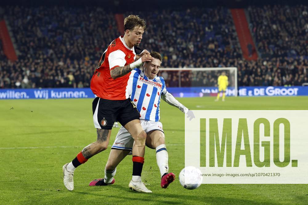 ROTTERDAM - (l-r) Luciano Valente of Feyenoord, Ringo Meerveld of SC Heerenveen during the KNVB Cup match between Feyenoord and SC Heerenveen at Feyenoord Stadium De Kuip on December 17, 2025, in Rotterdam, Netherlands. ANP MAURICE VAN STEEN Dutch Cup second round 2025-2026 ANPxSportx IVx 545158458 originalFilename: 545158458