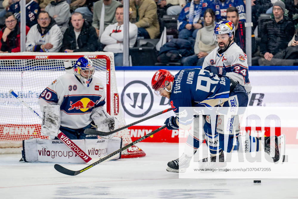 Ryan Murphy (EHC Red Bull Muenchen, 24) verteidigt gegen Sebastian Uvira (Schwenninger Wild Wings, 93) vor dem Tor von Antoine Bibeau (Torwart, EHC Red Bull Muenchen, 30) GER, EHC Red Bull Muenchen vs. Schwenninger Wild Wings, Eishockey, DEL, 29. Spieltag, Saison 2025 2026, 18.12.2025. GER, EHC Red Bull Muenchen vs. Schwenninger Wild Wings, Eishockey, DEL, 29. Spieltag, Saison 2025 2026, 18.12.2025. Muenchen