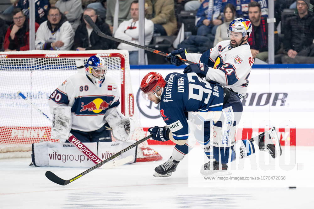 Ryan Murphy (EHC Red Bull Muenchen, 24) verteidigt gegen Sebastian Uvira (Schwenninger Wild Wings, 93) vor dem Tor von Antoine Bibeau (Torwart, EHC Red Bull Muenchen, 30) GER, EHC Red Bull Muenchen vs. Schwenninger Wild Wings, Eishockey, DEL, 29. Spieltag, Saison 2025 2026, 18.12.2025. GER, EHC Red Bull Muenchen vs. Schwenninger Wild Wings, Eishockey, DEL, 29. Spieltag, Saison 2025 2026, 18.12.2025. Muenchen
