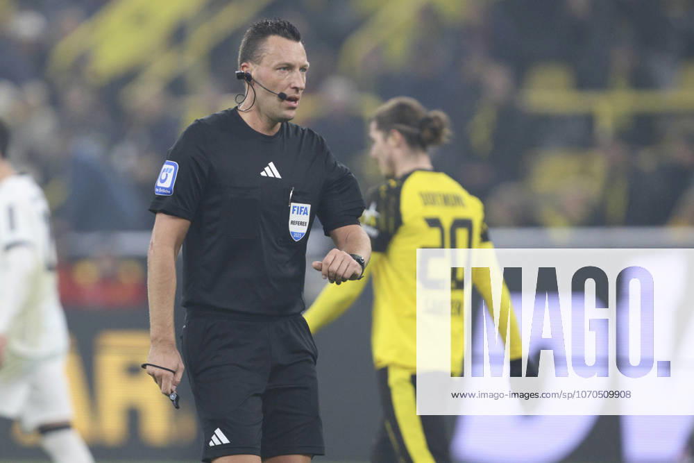 Schiedsrichter Sven Jablonski schaut waehrend des spiels der Bundesliga zwischen Borussia Dortmund und Borussia Mönchengladbach, Signal Iduna Park am 19. December 2025 in Dortmund, Deutschland. (Foto von Oliver Kaelke DeFodi Images) +++ Schiedsrichter Sven Jablonski looks on during the Bundesliga match between Borussia Dortmund and Borussia Mönchengladbach at Signal Iduna Park on December 19, 2025 in Dortmund, Germany. (Photo by Oliver Kaelke DeFodi Images) DFL regulations prohibit any use of photographs as image sequences and or quasi-video. (Photo by Oliver Kaelke DeFodi Images) -