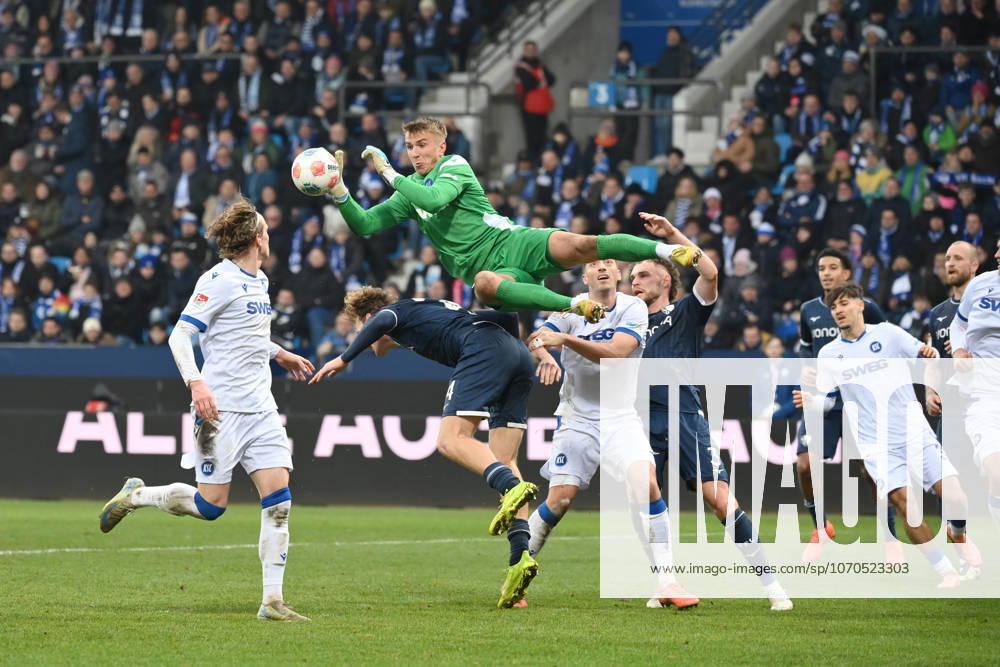 Torwart Hans Christian Bernat (Karlsruher SC) pariert gegen Mats Pannewig (VfL Bochum), rechts Philipp Strompf (VfL Bochum) 20.12.2025, Fussball 2. Bundesliga, Saison 2025 2026, 17. Spieltag, VfL Bochum - Karlsruher SC DFL regulations prohibit any use of photographs as image sequences and or quasi-video Bochum Vonovia Ruhrstadion Nordrhein Westfalen Deutschland