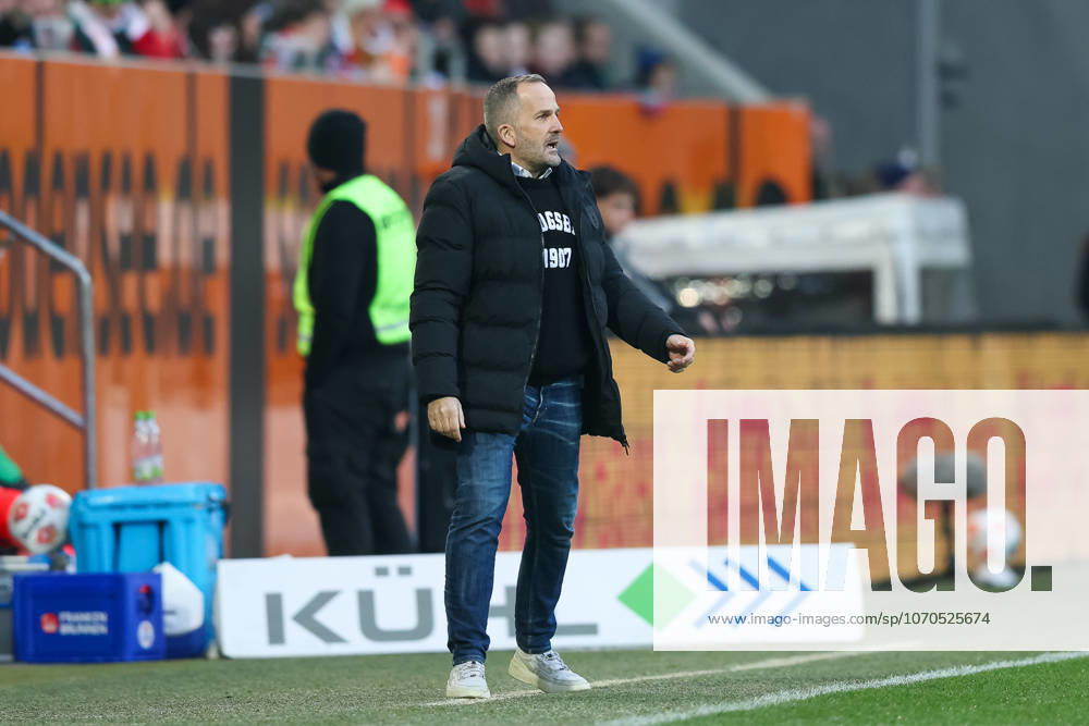 Manuel Baum (FC Augsburg, Cheftrainer), GER, FC Augsburg vs. SV Werder Bremen, Fussball, Bundesliga, 15. Spieltag, Saison 2025 2026, 20.12.2025, , GER, FC Augsburg vs. SV Werder Bremen, Fussball, Bundesliga, 15. Spieltag, Saison 2025 2026, 20.12.2025 Augsburg