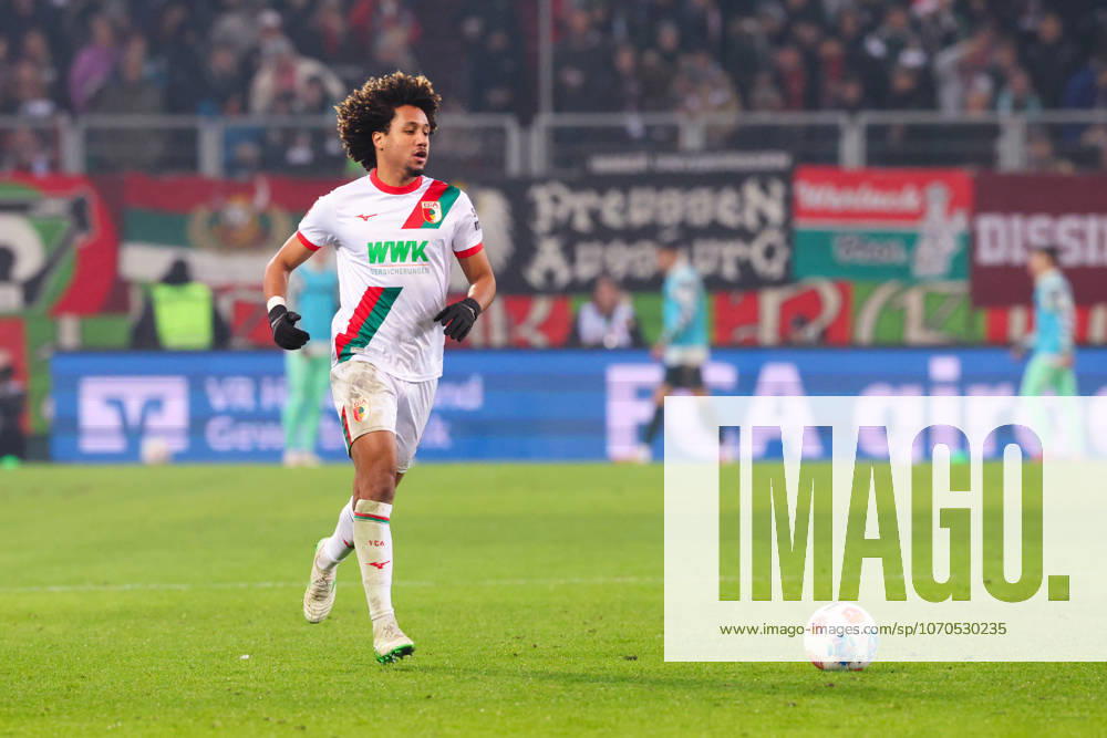 Han-Noah Massengo (4, FC Augsburg) beim Spiel zwischen FC Augsburg v SV Werder Bremen, Fußball, Herren, Bundesliga, 2025 2026, 15.Spieltag am 20.12.2025 in Augsburg, WWK-Arena. DFL and DFB regulations prohibit any use of photographs as image sequences and or quasi-video. Bayern Deutschland