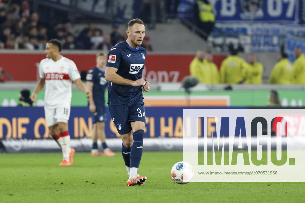 Vladimir Coufal (TSG Hoffenheim, 34) am Ball , Deutschland, Fussball, 1. Bundesliga, 15.Spieltag, 2025 2026, VfB Stuttgart vs. TSG 1899 Hoffenheim, 20.12.2025, MHP Arena, Stuttgart, Deutschland Stuttgart MHP Arena Baden-Württemberg Deutschland