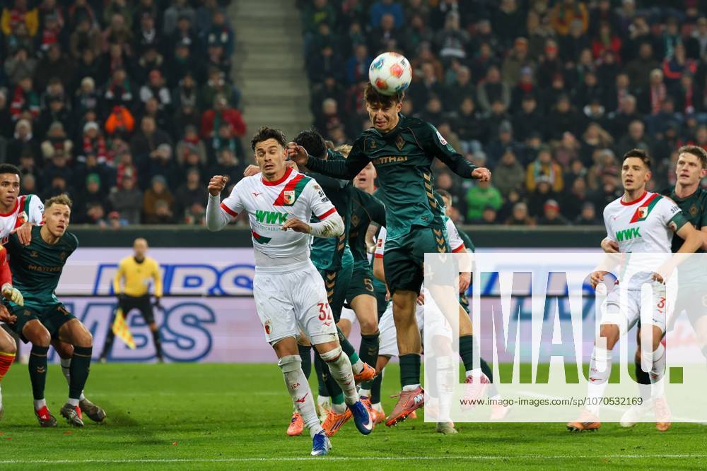 Im Zweikampf, Aktion, mit Fabian Rieder 32 (FC Augsburg), Niklas Stark 4 (SV Werder Bremen), FC Augsburg vs. SV Werder Bremen, Fussball, 1. Bundesliga, 15. Spieltag, 20.12.2025 DFB regulations prohibit any use of photographs as image sequences and or quasi-video Augsburg Bayern Deutschland