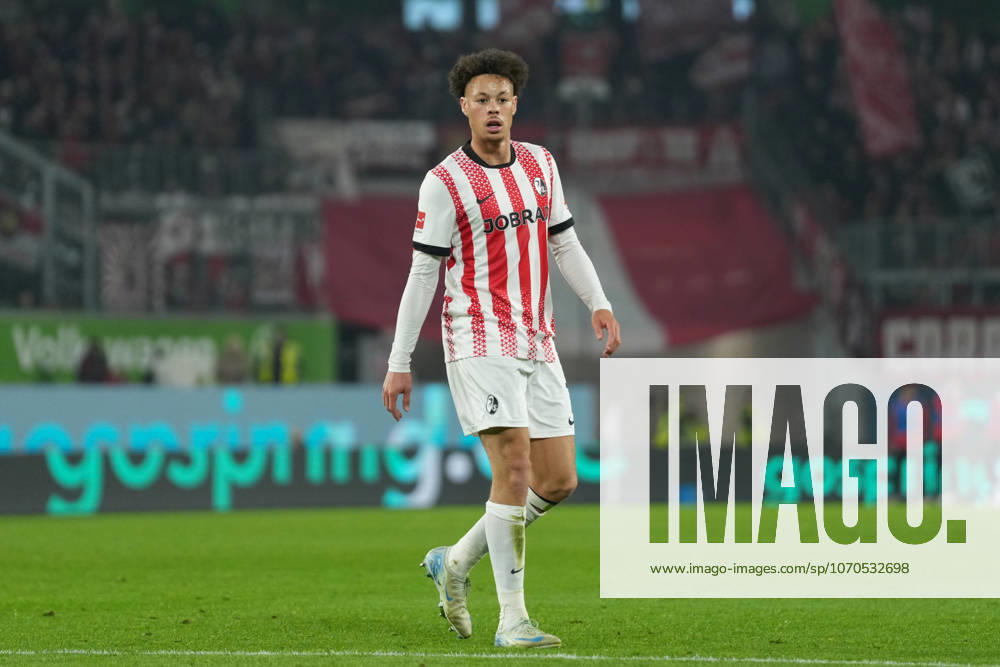 Derry Scherhant (SC Freiburg, 07) , Deutschland, Fussball, 1. Bundesliga, 15.Spieltag, 2025 2026, VfL Wolfsburg vs. SC Freiburg, 20.12.2025, Volkswagen Arena, Wolfsburg, Deutschland DFL REGULATIONS PROHIBIT ANY USE OF PHOTOGRAPHS AS IMAGE SEQUENCES AND OR QUASI-VIDEO. Wolfsburg Volkswagen Arena Niedersachsen Deutschland