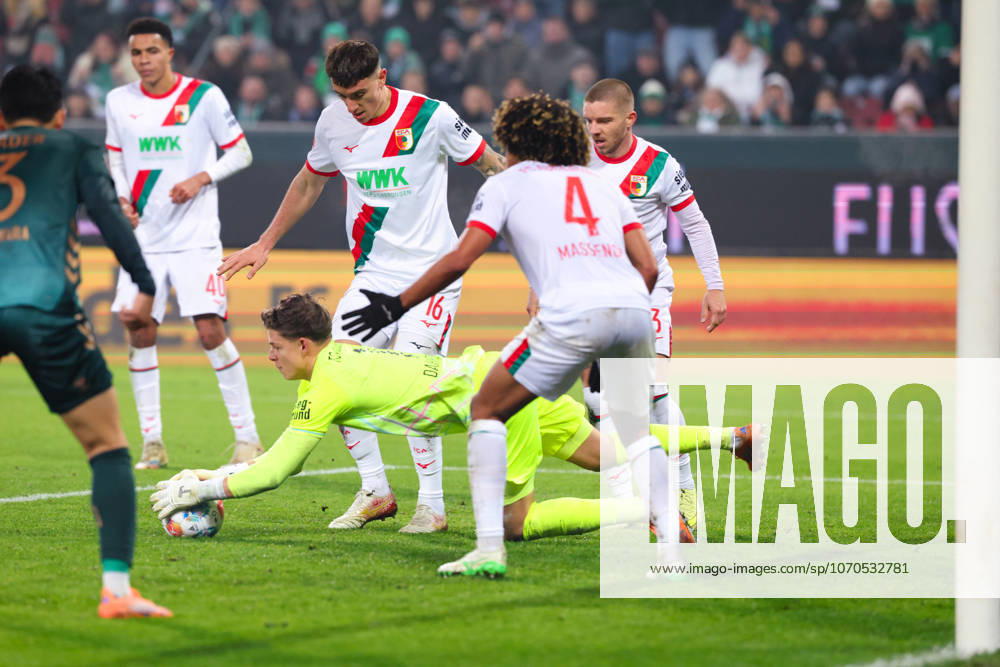 Finn Dahmen (1, FC Augsburg) hält den Ball sicher beim Spiel zwischen FC Augsburg v SV Werder Bremen, Fußball, Herren, Bundesliga, 2025 2026, 15.Spieltag am 20.12.2025 in Augsburg, WWK-Arena. DFL and DFB regulations prohibit any use of photographs as image sequences and or quasi-video. Bayern Deutschland