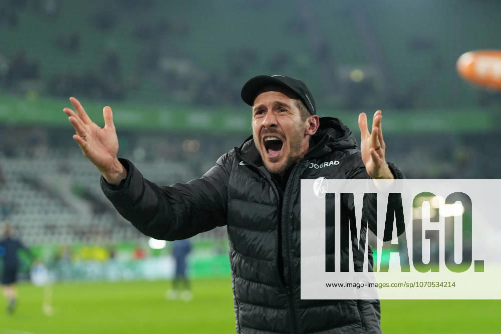 Julian Schuster (SC Freiburg, Trainer), Jubel, Emotionen nach dem Sieg , Deutschland, Fussball, 1. Bundesliga, 15.Spieltag, 2025 2026, VfL Wolfsburg vs. SC Freiburg, 20.12.2025, Volkswagen Arena, Wolfsburg, Deutschland DFL REGULATIONS PROHIBIT ANY USE OF PHOTOGRAPHS AS IMAGE SEQUENCES AND OR QUASI-VIDEO. Wolfsburg Volkswagen Arena Niedersachsen Deutschland