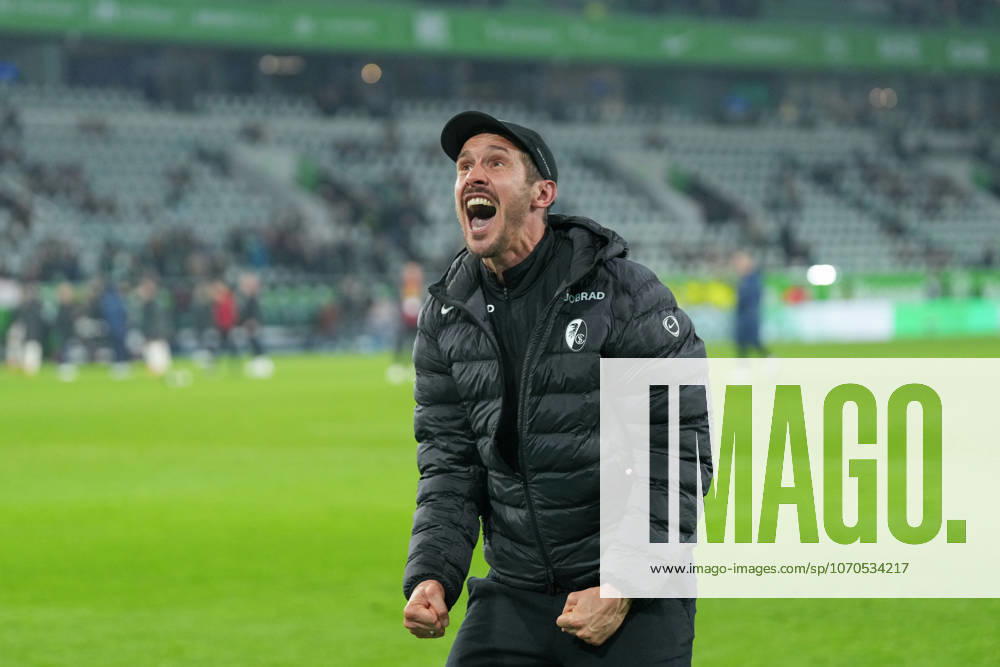 Julian Schuster (SC Freiburg, Trainer), Jubel, Emotionen nach dem Sieg , Deutschland, Fussball, 1. Bundesliga, 15.Spieltag, 2025 2026, VfL Wolfsburg vs. SC Freiburg, 20.12.2025, Volkswagen Arena, Wolfsburg, Deutschland DFL REGULATIONS PROHIBIT ANY USE OF PHOTOGRAPHS AS IMAGE SEQUENCES AND OR QUASI-VIDEO. Wolfsburg Volkswagen Arena Niedersachsen Deutschland
