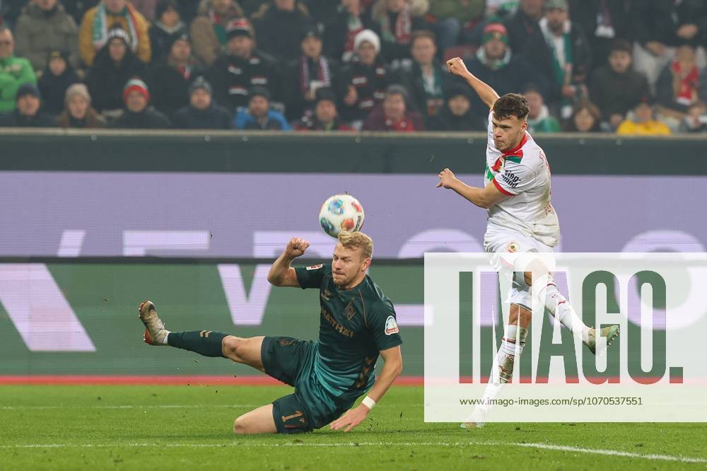 Im Zweikampf, Aktion, mit Robin Fellhauer 19 (FC Augsburg), Marco Gruell 17 SV Werder Bremen, FC Augsburg vs. SV Werder Bremen, Fussball, 1. Bundesliga, 15. Spieltag, 20.12.2025 DFB regulations prohibit any use of photographs as image sequences and or quasi-video Augsburg Bayern Deutschland