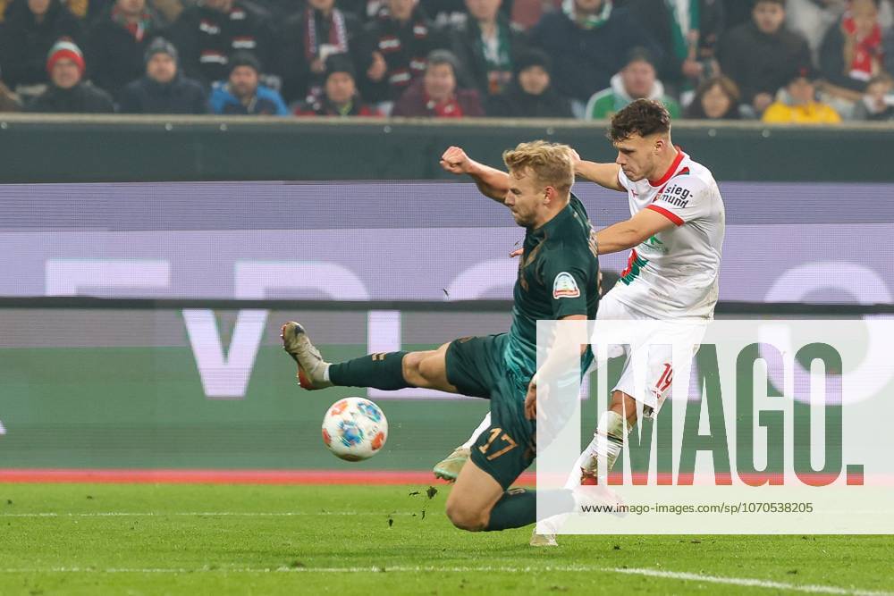 Im Zweikampf, Aktion, mit Robin Fellhauer 19 (FC Augsburg), Marco Gruell 17 SV Werder Bremen, FC Augsburg vs. SV Werder Bremen, Fussball, 1. Bundesliga, 15. Spieltag, 20.12.2025 DFB regulations prohibit any use of photographs as image sequences and or quasi-video Augsburg Bayern Deutschland
