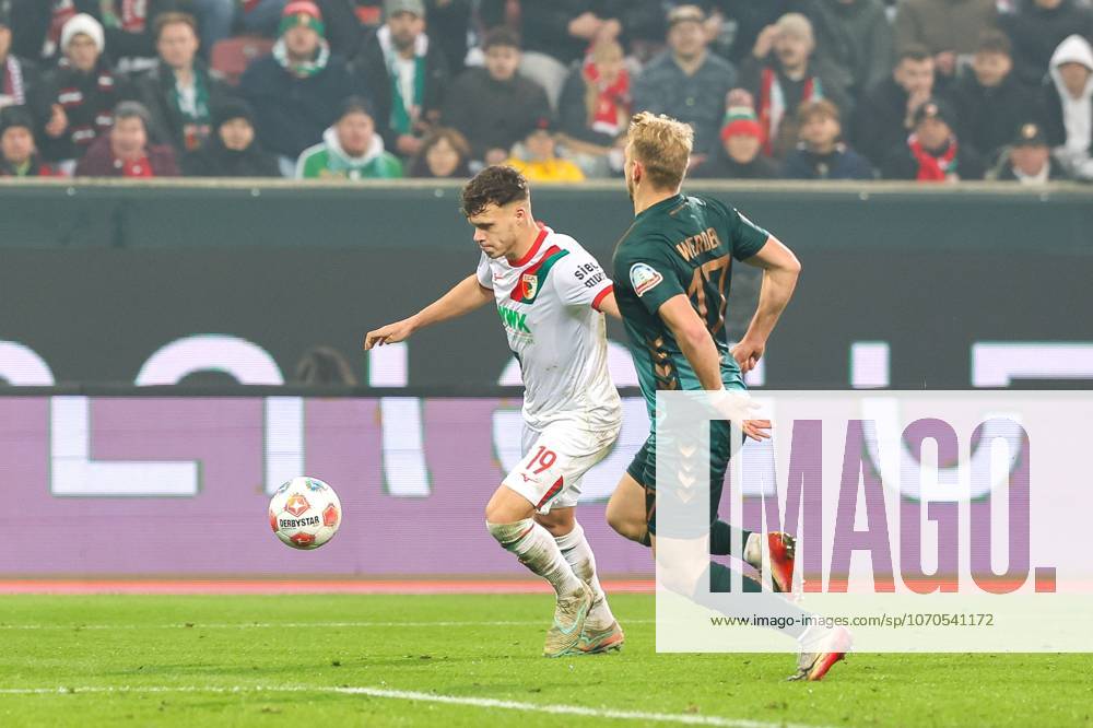 Im Zweikampf, Aktion, mit Robin Fellhauer 19 (FC Augsburg), Marco Gruell 17 SV Werder Bremen, FC Augsburg vs. SV Werder Bremen, Fussball, 1. Bundesliga, 15. Spieltag, 20.12.2025 DFB regulations prohibit any use of photographs as image sequences and or quasi-video Augsburg Bayern Deutschland