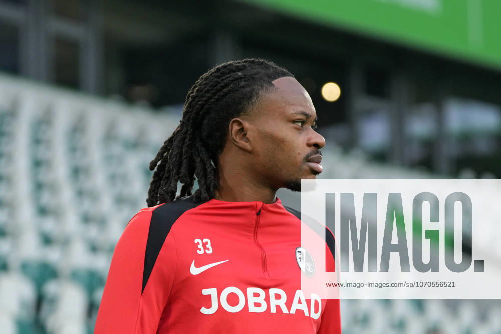 Jordy Makengo (SC Freiburg, 33) , Deutschland, Fussball, 1. Bundesliga, 15.Spieltag, 2025 2026, VfL Wolfsburg vs. SC Freiburg, 20.12.2025, Volkswagen Arena, Wolfsburg, Deutschland DFL REGULATIONS PROHIBIT ANY USE OF PHOTOGRAPHS AS IMAGE SEQUENCES AND OR QUASI-VIDEO. Wolfsburg Volkswagen Arena Niedersachsen Deutschland