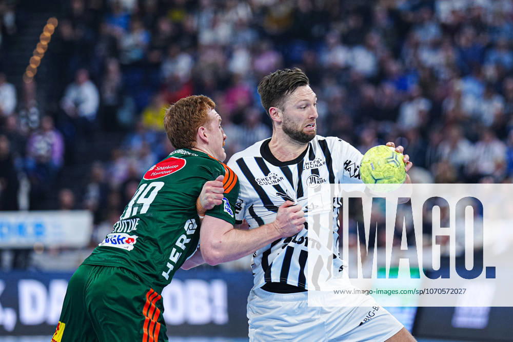 Lukas Stutzke (TSV Hannover-Burgdorf, 39), Harald Reinkind (THW Kiel, 06) GER, THW Kiel vs. TSV Hannover-Burgdorf, Handball, 1. Bundesliga, Spieltag 18, Saison 2025 2026, 20.12.2025 GER, THW Kiel vs. TSV Hannover-Burgdorf, Handball, 1. Bundesliga, Spieltag 18, Saison 2025 2026, 20.12.2025 Kiel