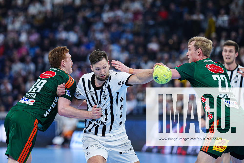 Lukas Stutzke (TSV Hannover-Burgdorf, 39), Harald Reinkind (THW Kiel, 06), Marian Michalczik (TSV Hannover-Burgdorf, 22) GER, THW Kiel vs. TSV Hannover-Burgdorf, Handball, 1. Bundesliga, Spieltag 18, Saison 2025 2026, 20.12.2025 GER, THW Kiel vs. TSV Hannover-Burgdorf, Handball, 1. Bundesliga, Spieltag 18, Saison 2025 2026, 20.12.2025 Kiel