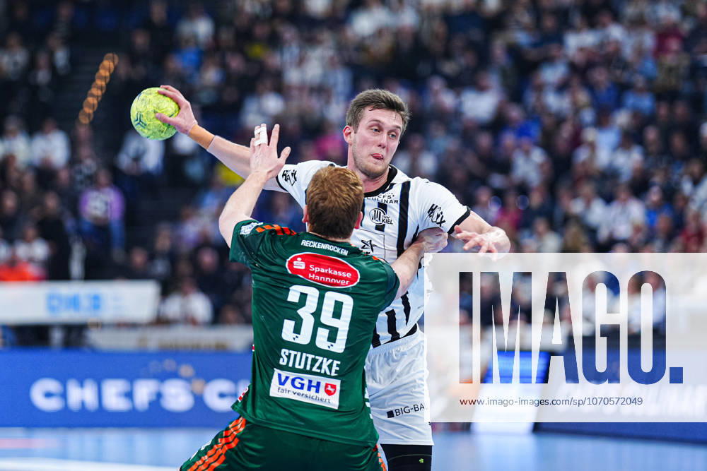 Lukas Stutzke (TSV Hannover-Burgdorf, 39), Nikola Bilyk (THW Kiel, 53) GER, THW Kiel vs. TSV Hannover-Burgdorf, Handball, 1. Bundesliga, Spieltag 18, Saison 2025 2026, 20.12.2025 GER, THW Kiel vs. TSV Hannover-Burgdorf, Handball, 1. Bundesliga, Spieltag 18, Saison 2025 2026, 20.12.2025 Kiel