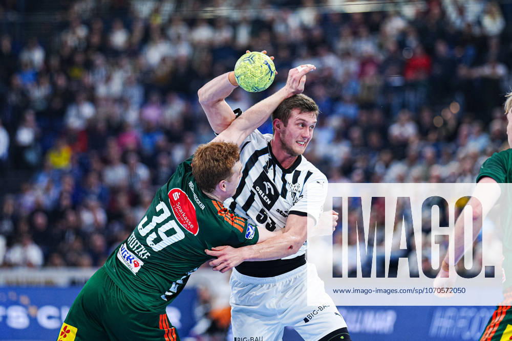 Lukas Stutzke (TSV Hannover-Burgdorf, 39), Nikola Bilyk (THW Kiel, 53) GER, THW Kiel vs. TSV Hannover-Burgdorf, Handball, 1. Bundesliga, Spieltag 18, Saison 2025 2026, 20.12.2025 GER, THW Kiel vs. TSV Hannover-Burgdorf, Handball, 1. Bundesliga, Spieltag 18, Saison 2025 2026, 20.12.2025 Kiel