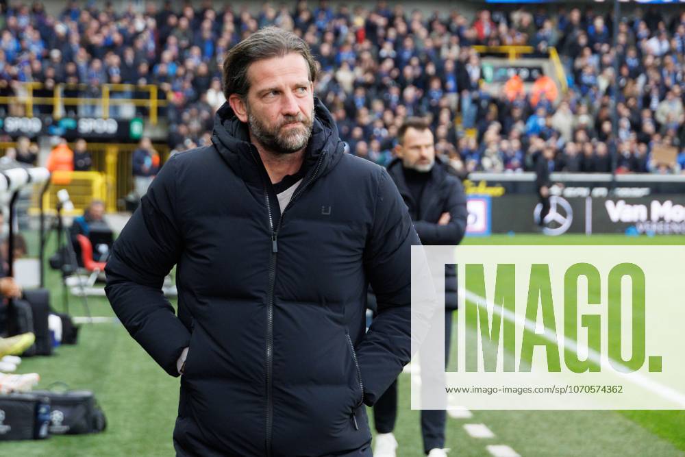 Gent s head coach Rik De Mil pictured during a soccer match between Club Brugge and KAA Gent, Sunday 21 December 2025 in Brugge, on day 19 of the 2025-2026 Jupiler Pro League first division of the Belgian championship. KURTxDESPLENTER x150529318x