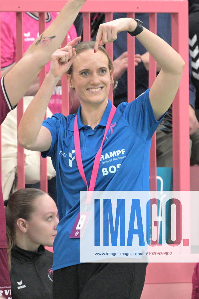 Miriam Hirsch (TusSies Metzingen, Trainerin) gib Anweisung an sein Team TusSies Metzingen vs. VfL Oldenburg, Handball, Alsco HBF, 11.Ligaspieltag, Saison 2025 2026, 21.12.2025 TusSies Metzingen vs. VfL Oldenburg, Handball, Alsco HBF, 11.Ligaspieltag, Saison 2025 2026, 21.12.2025 Tuebingen