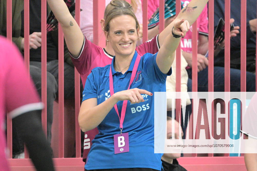 Miriam Hirsch (TusSies Metzingen, Trainerin) jubelt TusSies Metzingen vs. VfL Oldenburg, Handball, Alsco HBF, 11.Ligaspieltag, Saison 2025 2026, 21.12.2025 TusSies Metzingen vs. VfL Oldenburg, Handball, Alsco HBF, 11.Ligaspieltag, Saison 2025 2026, 21.12.2025 Tuebingen