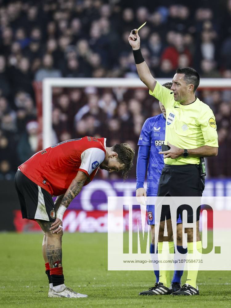ROTTERDAM (l-r) Luciano Valente of Feyenoord receives a red card from referee Dennis Higler during the Dutch Eredivisie match between Feyenoord and FC Twente at Feyenoord Stadion de Kuip on December 21, 2025 in Rotterdam, Netherlands. ANP BAS CZERWINSKI Eredivisie 2025-2026 ANPxSportx IVx 545497367 originalFilename: 545497367