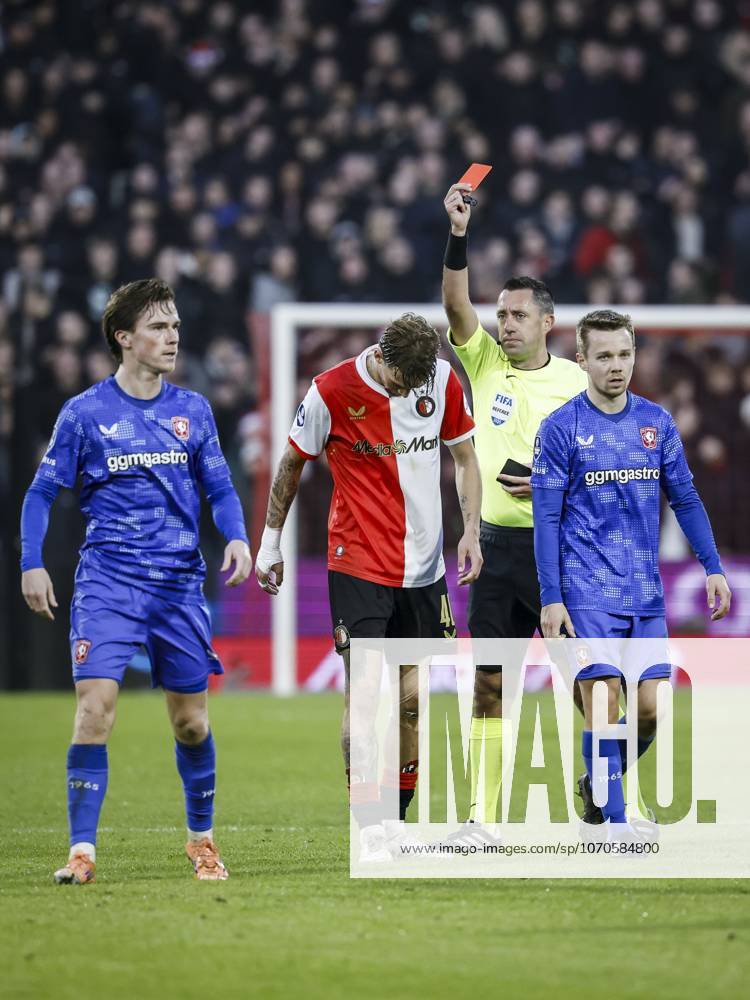 ROTTERDAM (l-r) Luciano Valente of Feyenoord receives a red card from referee Dennis Higler during the Dutch Eredivisie match between Feyenoord and FC Twente at Feyenoord Stadion de Kuip on December 21, 2025 in Rotterdam, Netherlands. ANP BAS CZERWINSKI Eredivisie 2025-2026 ANPxSportx IVx 545497402 originalFilename: 545497402