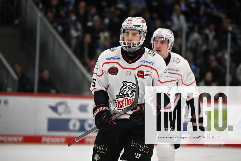 Samuel Dove-McFalls (Nuernberg Ice Tigers) Schwenninger Wild Wings gegen Nuernberg Ice Tigers DEL, Hauptrunde, Spieltag 30, Saison 2025 2026, 21.12.2025 Schwenninger Wild Wings gegen Nuernberg Ice Tigers, DEL, Hauptrunde, Spieltag 30, Saison 2025 2026, 21.12.2025 Schwenningen