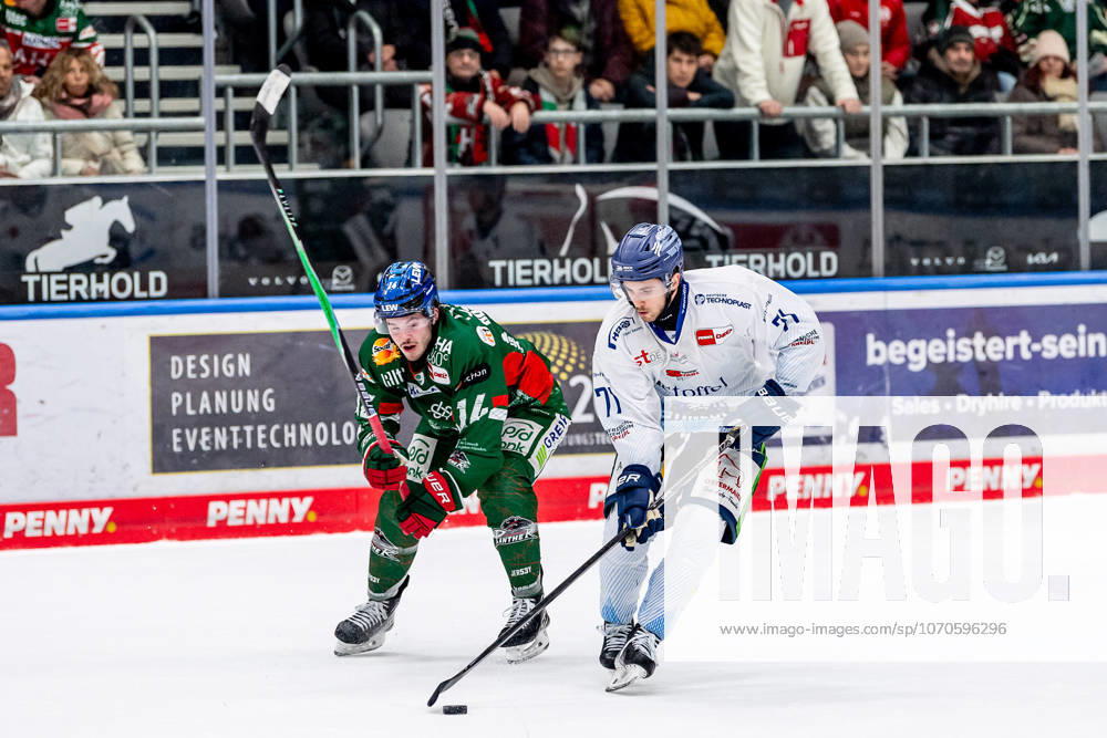 Kampf um den Puck Zweikampf zwischen Donald D.J. Busdeker (Augsburger Panther, 14) und Nick Halloran (Straubing Tigers, 71) GER, Augsburger Panther vs. Straubing Tigers, Eishockey, DEL, 30. Spieltag, Saison 2025 2026, 21.12.2025. GER, Augsburger Panther vs. Straubing Tigers, Eishockey, DEL, 30. Spieltag, Saison 2025 2026, 21.12.2025. Augsburg