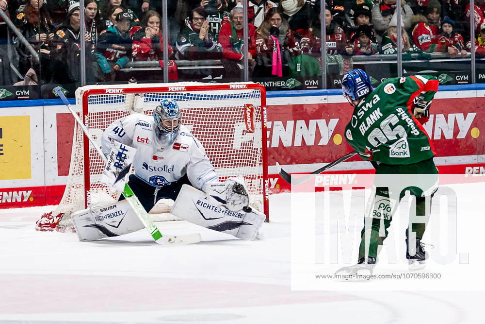 Alexander Blank (Augsburger Panther, 26) scheitert beim Penalty Shootout an Henrik Haukeland (Torwart, Straubing Tigers, 40) GER, Augsburger Panther vs. Straubing Tigers, Eishockey, DEL, 30. Spieltag, Saison 2025 2026, 21.12.2025. GER, Augsburger Panther vs. Straubing Tigers, Eishockey, DEL, 30. Spieltag, Saison 2025 2026, 21.12.2025. Augsburg