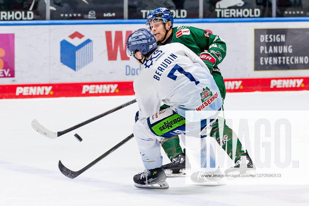 Kampf um den Puck Zweikampf zwischen Nicolas Beaudin (Straubing Tigers, 7) und Madison Bowey (Augsburger Panther, 22) GER, Augsburger Panther vs. Straubing Tigers, Eishockey, DEL, 30. Spieltag, Saison 2025 2026, 21.12.2025. GER, Augsburger Panther vs. Straubing Tigers, Eishockey, DEL, 30. Spieltag, Saison 2025 2026, 21.12.2025. Augsburg