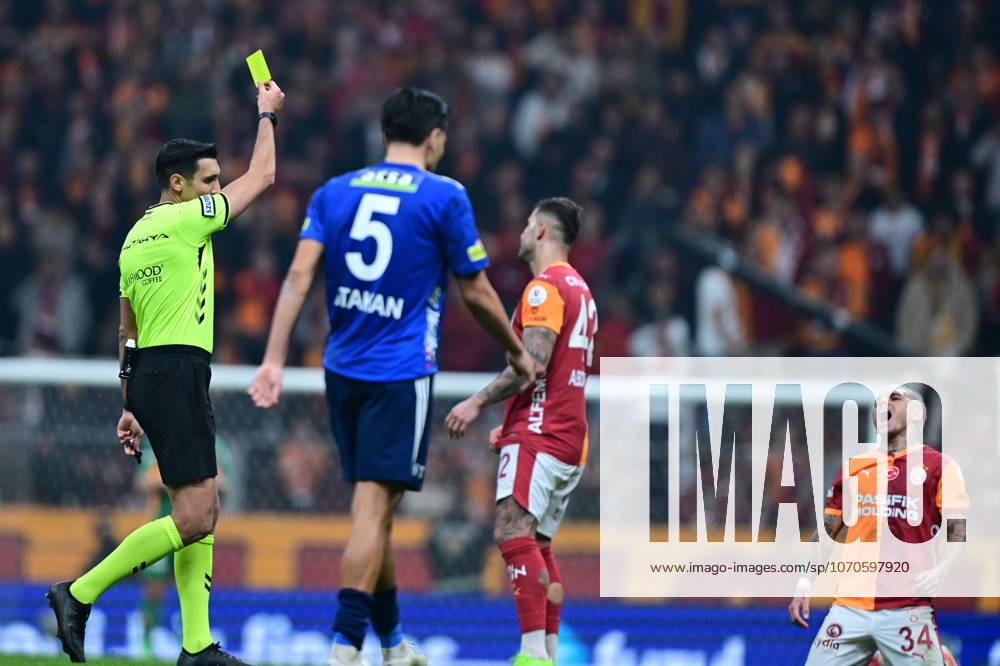 Galatasaray v Kasimpasa - Turkish Super Lig ISTANBUL, TURKIYE - DECEMBER 21: The referee Alper Akarsu shows the yellow card to Lucas Torreira (34) of Galatasaray during Turkish Super Lig week 17 football match between Galatasaray and Kasimpasa at the RAMS Park in Istanbul, Turkiye on December 21, 2025. Abdulhamid Hosbas Anadolu Istanbul Turkey. Editorial use only. Please get in touch for any other usage.