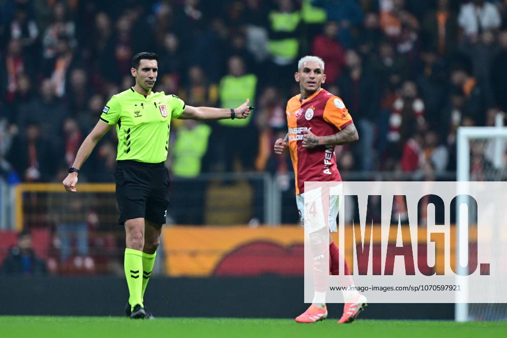 Galatasaray v Kasimpasa - Turkish Super Lig ISTANBUL, TURKIYE - DECEMBER 21: The referee Alper Akarsu shows the yellow card to Lucas Torreira (34) of Galatasaray during Turkish Super Lig week 17 football match between Galatasaray and Kasimpasa at the RAMS Park in Istanbul, Turkiye on December 21, 2025. Abdulhamid Hosbas Anadolu Istanbul Turkey. Editorial use only. Please get in touch for any other usage.