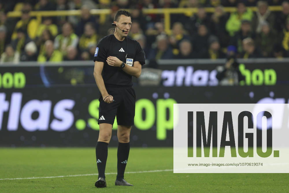 Schiedsrichter Sven Jablonski schaut waehrend des spiels der Bundesliga zwischen Borussia Dortmund und Borussia Mönchengladbach, Signal Iduna Park am 19. December 2025 in Dortmund, Deutschland. (Foto von Oliver Kaelke DeFodi Images) +++ Schiedsrichter Sven Jablonski looks on during the Bundesliga match between Borussia Dortmund and Borussia Mönchengladbach at Signal Iduna Park on December 19, 2025 in Dortmund, Germany. (Photo by Oliver Kaelke DeFodi Images) DFL regulations prohibit any use of photographs as image sequences and or quasi-video. (Photo by Oliver Kaelke DeFodi Images) -