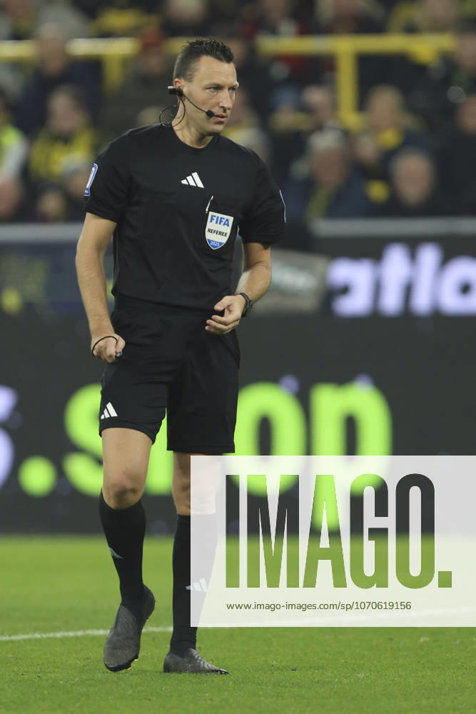 Schiedsrichter Sven Jablonski schaut waehrend des spiels der Bundesliga zwischen Borussia Dortmund und Borussia Mönchengladbach, Signal Iduna Park am 19. December 2025 in Dortmund, Deutschland. (Foto von Oliver Kaelke DeFodi Images) +++ Schiedsrichter Sven Jablonski looks on during the Bundesliga match between Borussia Dortmund and Borussia Mönchengladbach at Signal Iduna Park on December 19, 2025 in Dortmund, Germany. (Photo by Oliver Kaelke DeFodi Images) DFL regulations prohibit any use of photographs as image sequences and or quasi-video. (Photo by Oliver Kaelke DeFodi Images) -