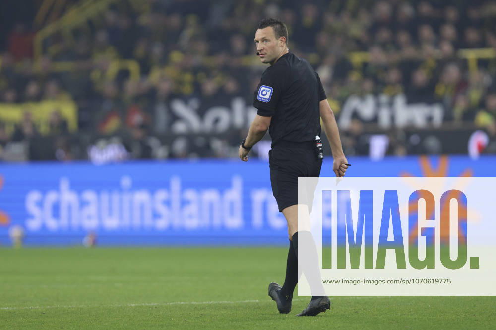 Schiedsrichter Sven Jablonski schaut waehrend des spiels der Bundesliga zwischen Borussia Dortmund und Borussia Mönchengladbach, Signal Iduna Park am 19. December 2025 in Dortmund, Deutschland. (Foto von Oliver Kaelke DeFodi Images) +++ Schiedsrichter Sven Jablonski looks on during the Bundesliga match between Borussia Dortmund and Borussia Mönchengladbach at Signal Iduna Park on December 19, 2025 in Dortmund, Germany. (Photo by Oliver Kaelke DeFodi Images) DFL regulations prohibit any use of photographs as image sequences and or quasi-video. (Photo by Oliver Kaelke DeFodi Images) -