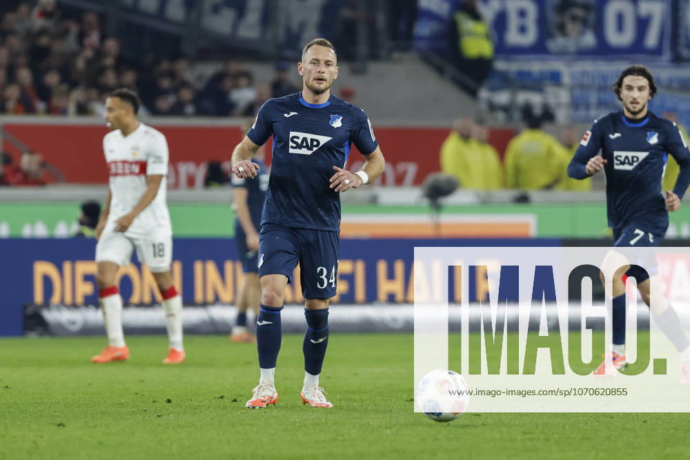 Vladimir Coufal (TSG Hoffenheim, 34) am Ball , Deutschland, Fussball, 1. Bundesliga, 15.Spieltag, 2025 2026, VfB Stuttgart vs. TSG 1899 Hoffenheim, 20.12.2025, MHP Arena, Stuttgart, Deutschland Stuttgart MHP Arena Baden-Württemberg Deutschland