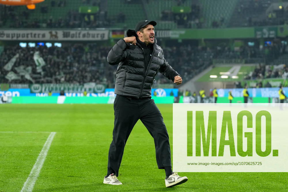 Julian Schuster (SC Freiburg, Trainer), Jubel, Emotionen nach dem Sieg , Deutschland, Fussball, 1. Bundesliga, 15.Spieltag, 2025 2026, VfL Wolfsburg vs. SC Freiburg, 20.12.2025, Volkswagen Arena, Wolfsburg, Deutschland DFL REGULATIONS PROHIBIT ANY USE OF PHOTOGRAPHS AS IMAGE SEQUENCES AND OR QUASI-VIDEO. Wolfsburg Volkswagen Arena Niedersachsen Deutschland
