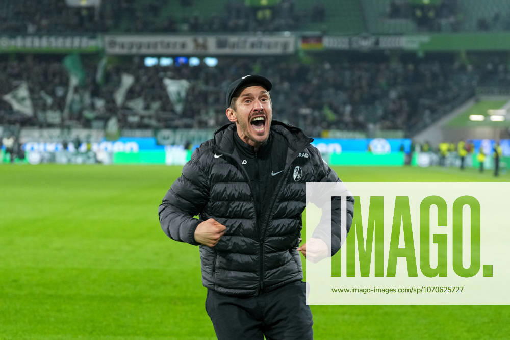 Julian Schuster (SC Freiburg, Trainer), Jubel, Emotionen nach dem Sieg , Deutschland, Fussball, 1. Bundesliga, 15.Spieltag, 2025 2026, VfL Wolfsburg vs. SC Freiburg, 20.12.2025, Volkswagen Arena, Wolfsburg, Deutschland DFL REGULATIONS PROHIBIT ANY USE OF PHOTOGRAPHS AS IMAGE SEQUENCES AND OR QUASI-VIDEO. Wolfsburg Volkswagen Arena Niedersachsen Deutschland
