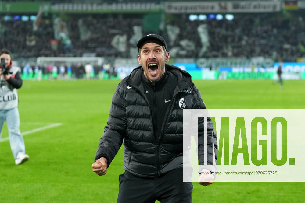Julian Schuster (SC Freiburg, Trainer), Jubel, Emotionen nach dem Sieg , Deutschland, Fussball, 1. Bundesliga, 15.Spieltag, 2025 2026, VfL Wolfsburg vs. SC Freiburg, 20.12.2025, Volkswagen Arena, Wolfsburg, Deutschland DFL REGULATIONS PROHIBIT ANY USE OF PHOTOGRAPHS AS IMAGE SEQUENCES AND OR QUASI-VIDEO. Wolfsburg Volkswagen Arena Niedersachsen Deutschland
