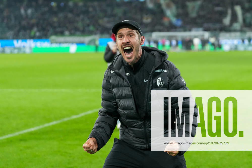 Julian Schuster (SC Freiburg, Trainer), Jubel, Emotionen nach dem Sieg , Deutschland, Fussball, 1. Bundesliga, 15.Spieltag, 2025 2026, VfL Wolfsburg vs. SC Freiburg, 20.12.2025, Volkswagen Arena, Wolfsburg, Deutschland DFL REGULATIONS PROHIBIT ANY USE OF PHOTOGRAPHS AS IMAGE SEQUENCES AND OR QUASI-VIDEO. Wolfsburg Volkswagen Arena Niedersachsen Deutschland
