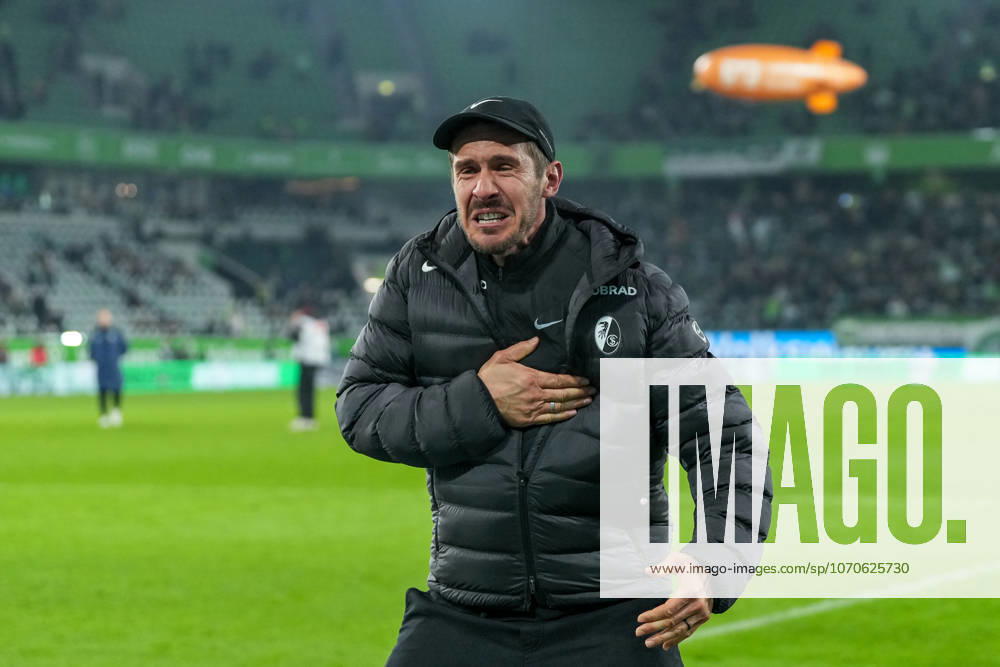 Julian Schuster (SC Freiburg, Trainer), Jubel, Emotionen nach dem Sieg , Deutschland, Fussball, 1. Bundesliga, 15.Spieltag, 2025 2026, VfL Wolfsburg vs. SC Freiburg, 20.12.2025, Volkswagen Arena, Wolfsburg, Deutschland DFL REGULATIONS PROHIBIT ANY USE OF PHOTOGRAPHS AS IMAGE SEQUENCES AND OR QUASI-VIDEO. Wolfsburg Volkswagen Arena Niedersachsen Deutschland