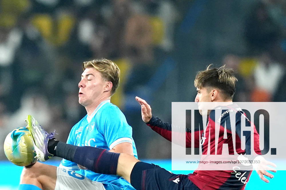 Napolis Rasmus Hojlund fights for the ball with Bologna s Juan Miranda during the EA Sports FC italian Supercup 2025 2026 semifinal match between Napoli and Bologna at Al-Awwal Park Stadium in Riyadh, Saudi Arabia - Soccer - Monday
