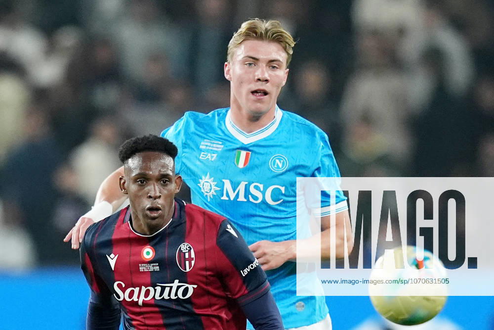 Napolis Rasmus Hojlund fights for the ball with Bologna s Jhon Lucumi during the EA Sports FC italian Supercup 2025 2026 semifinal match between Napoli and Bologna at Al-Awwal Park Stadium in Riyadh, Saudi Arabia - Soccer - Monday