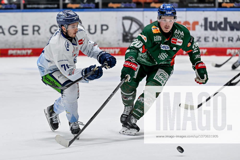 Kampf um den Puck Zweikampf zwischen Nick Halloran (Straubing Tigers, 71) und Cody Kunyk (Augsburger Panther, 20) GER, Augsburger Panther vs. Straubing Tigers, Eishockey, DEL, 30. Spieltag, Saison 2025 2026, 21.12.2025. GER, Augsburger Panther vs. Straubing Tigers, Eishockey, DEL, 30. Spieltag, Saison 2025 2026, 21.12.2025. Augsburg