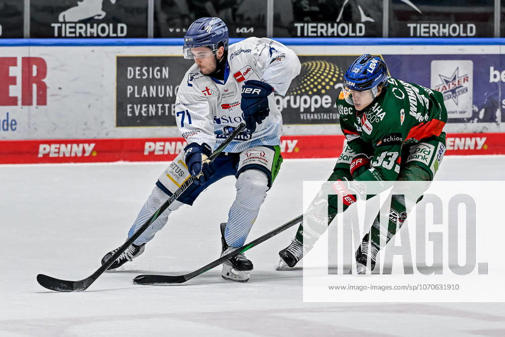 Kampf um den Puck Zweikampf zwischen Nick Halloran (Straubing Tigers, 71) und Tim Wohlgemuth (Augsburger Panther, 33) GER, Augsburger Panther vs. Straubing Tigers, Eishockey, DEL, 30. Spieltag, Saison 2025 2026, 21.12.2025. GER, Augsburger Panther vs. Straubing Tigers, Eishockey, DEL, 30. Spieltag, Saison 2025 2026, 21.12.2025. Augsburg