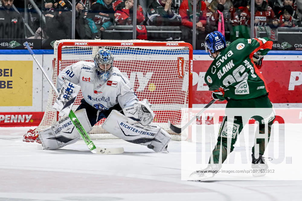 Alexander Blank (Augsburger Panther, 26) scheitert beim Penalty Shootout an Henrik Haukeland (Torwart, Straubing Tigers, 40) GER, Augsburger Panther vs. Straubing Tigers, Eishockey, DEL, 30. Spieltag, Saison 2025 2026, 21.12.2025. GER, Augsburger Panther vs. Straubing Tigers, Eishockey, DEL, 30. Spieltag, Saison 2025 2026, 21.12.2025. Augsburg