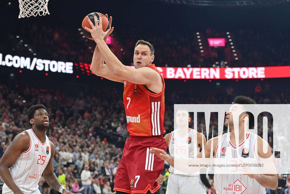 Johannes VOIGTMANN (FCB). Aktion,Zweikampf gegen Elijah BRYANT (Hapoel). Basketball Euro League,Saison 2025 2026, FC Bayern Muenchen-Hapoel Te Aviv 72-82 am 23.12.2025, S A P G A R D EN
